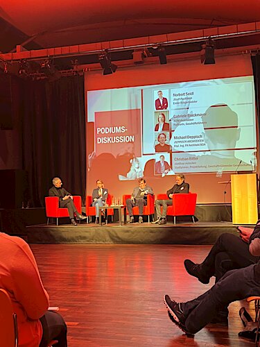 Podiumsdiskussion mit den Referenten und Erstem Bürgermeister Norbert Seidl. 